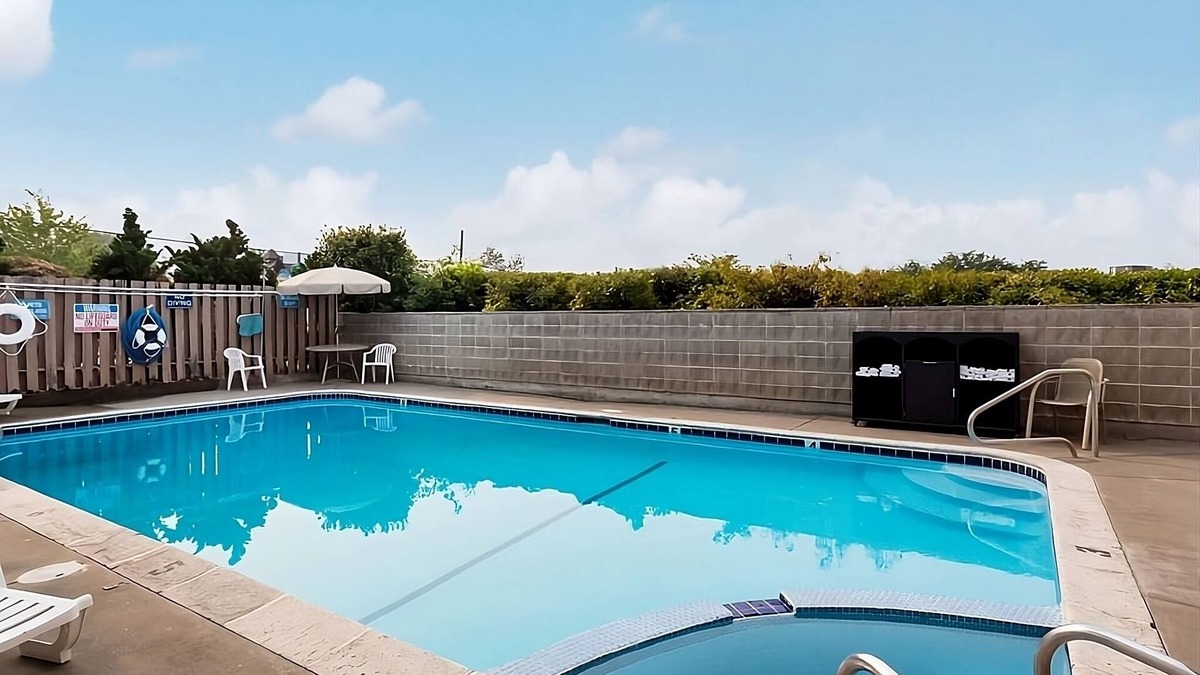 Grants Pass Resort | Comfort & Convenience! 3 Spacious Units w/Swimming Pool Access. Free Breakfast!