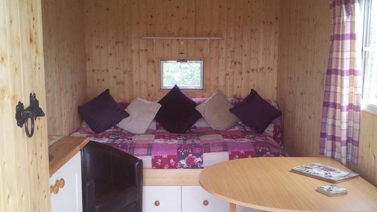 Severn Stoke Apartment | Comfort Double Shared Bathroom with Park View
