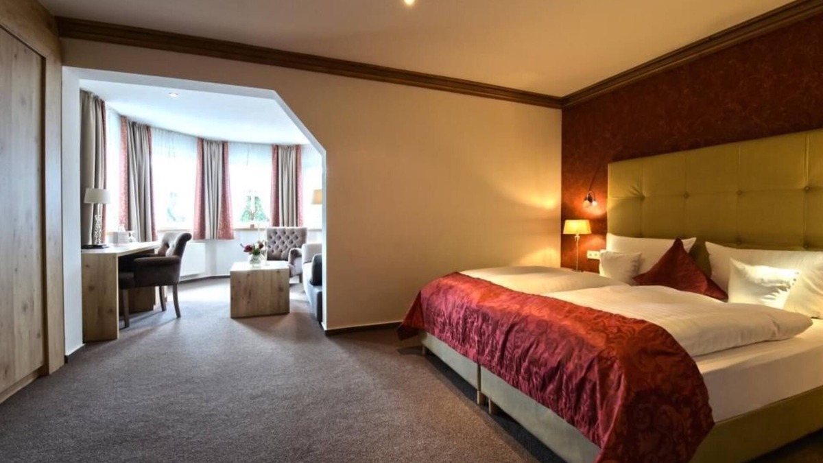Niederlandenbeck Apartment | Comfort double room with living area in the bay window approx. 45sqm