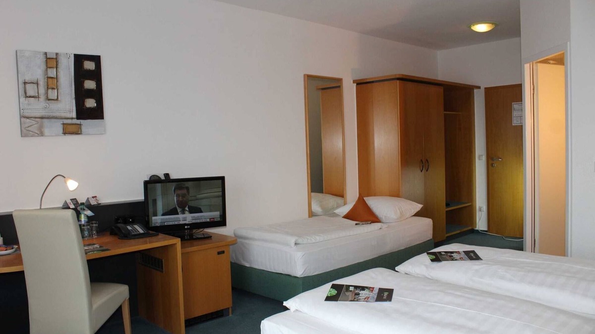Linderbach House | Comfort double room with extra bed - H + Hotel Erfurt