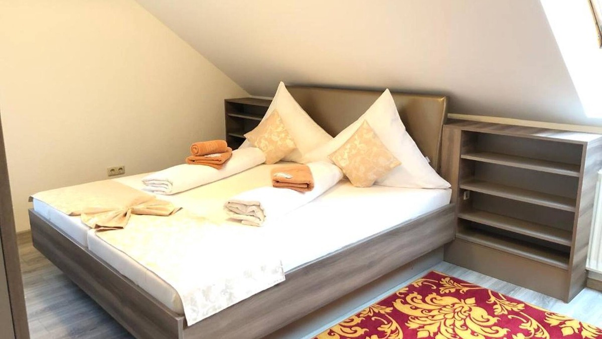 Adorf Apartment | Comfort Dreibettzimmer mit Dusche
