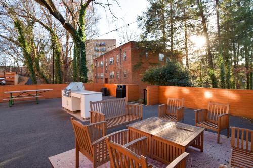 Radnor - Fort Myer Heights Apartment | Comfort & Elegance Apartment at Arlington