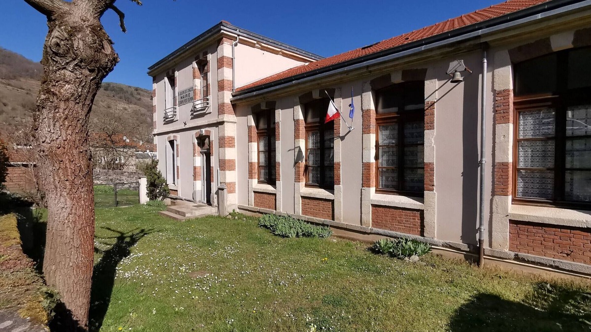 Saint-Julien-des-Chazes Cottage | Comfortable 3-bedroom cottage by the Allier River