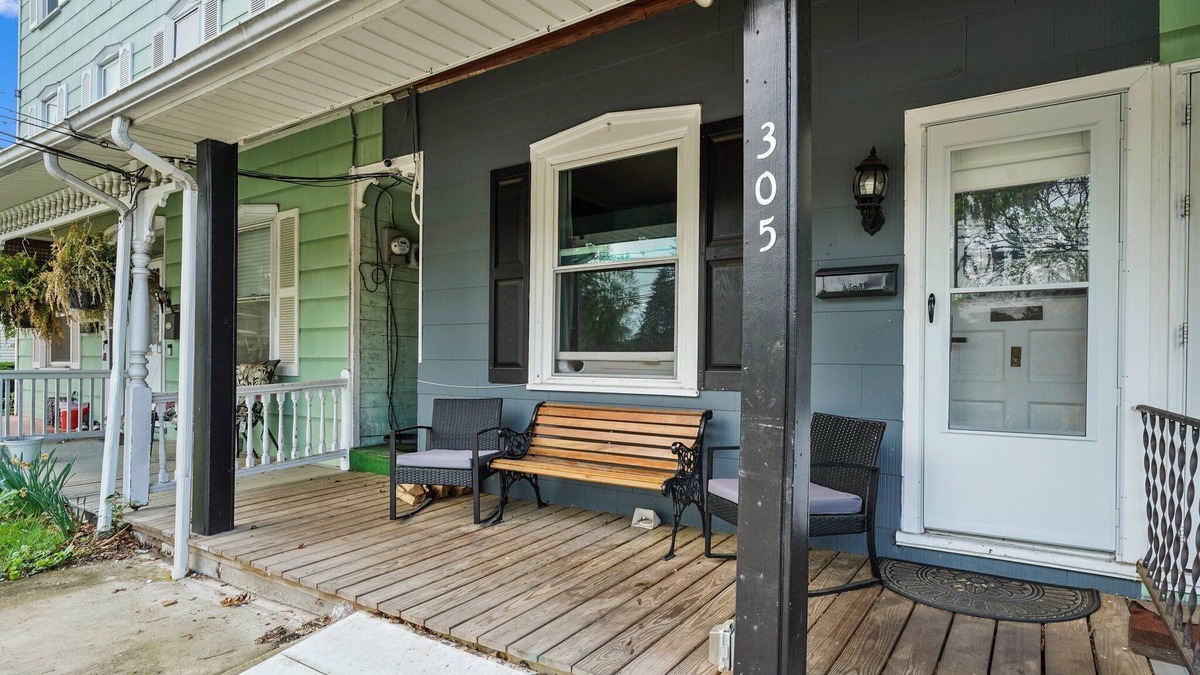 Royersford House | Comfort, Fun & Retro Retreat