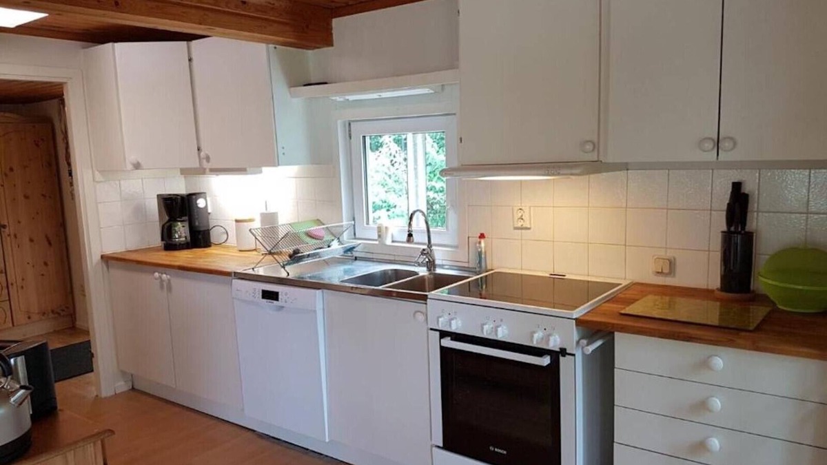 Tavelsas House | Comfort holiday home right on the lake with its own bathing area and boat