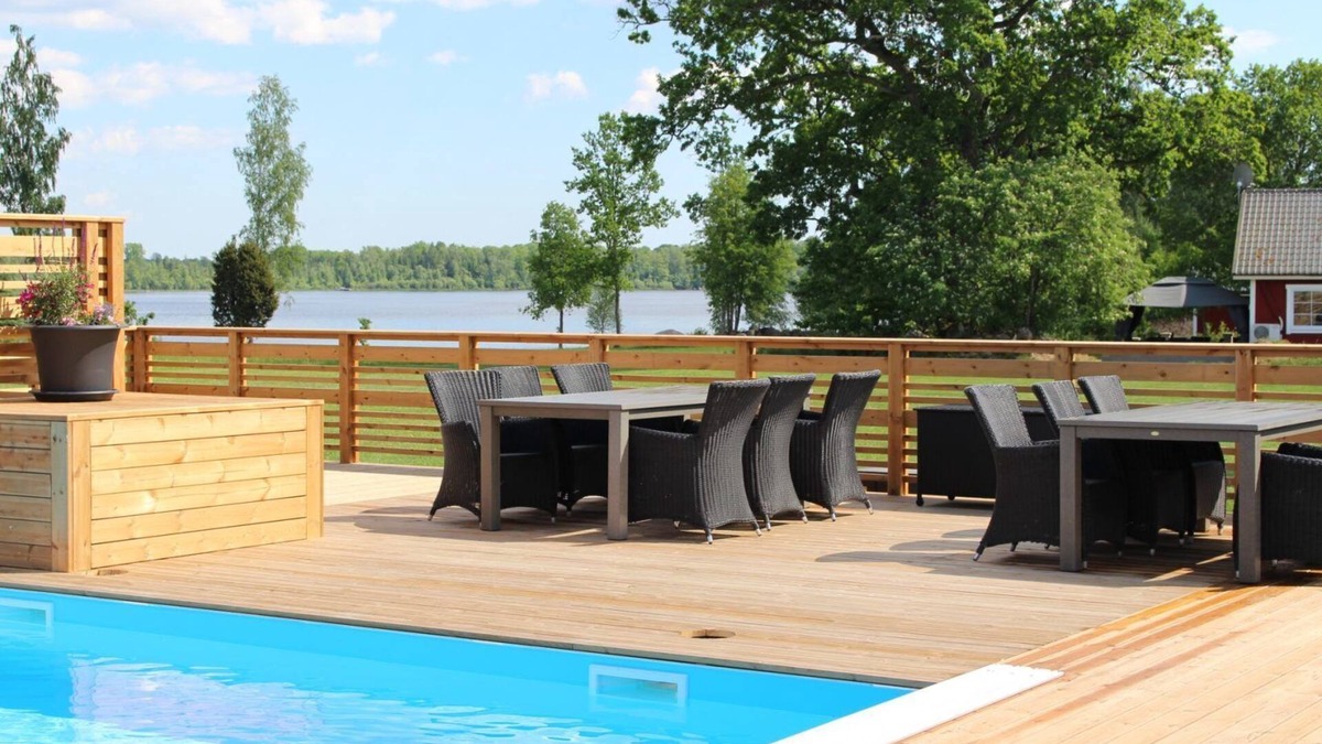 Vackelsang Ski Chalet | Comfort holiday home with lake location, motor boat and pool