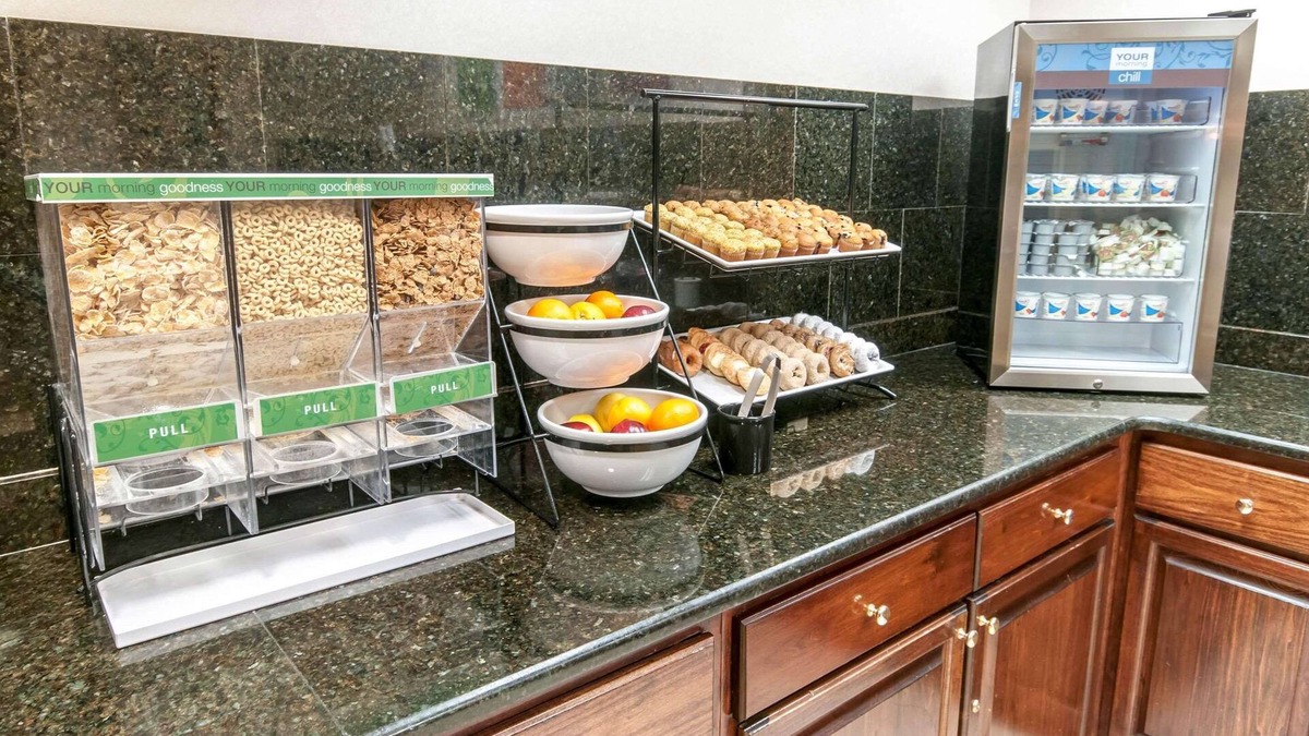 Pocono Summit Hotel | Comfort Inn & Suites Near Pocono Mountains
