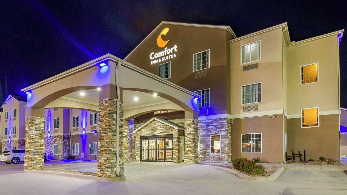 Newton Hotel | Comfort Inn & Suites near Bethel College