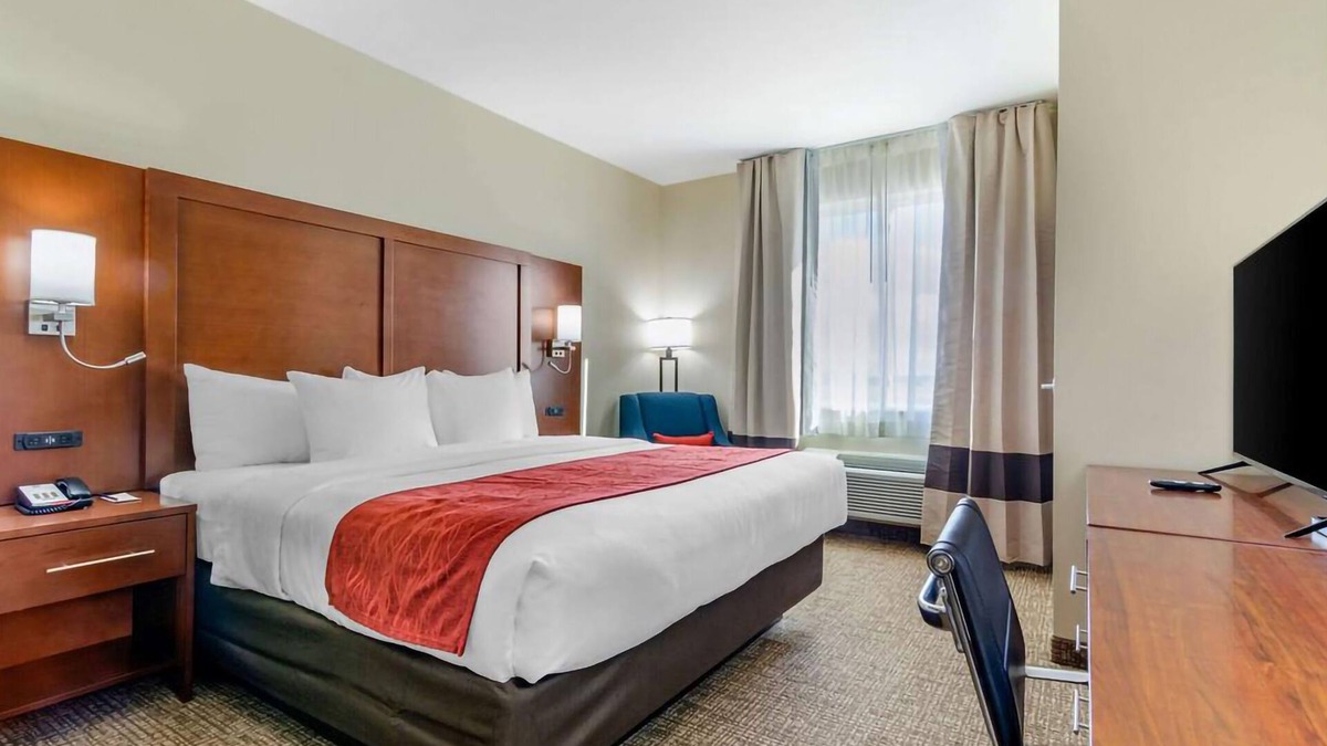 Salina Hotel | Comfort Inn & Suites Salina North