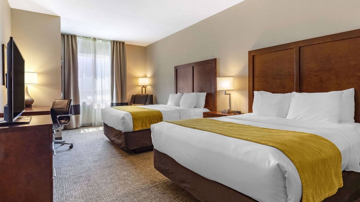 Edgewood Hotel | Comfort Inn & Suites