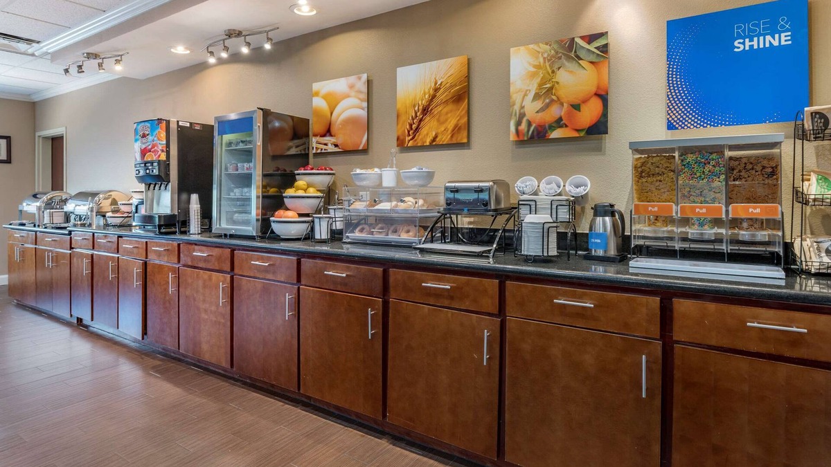 Greendale Hotel | Comfort Inn & Suites