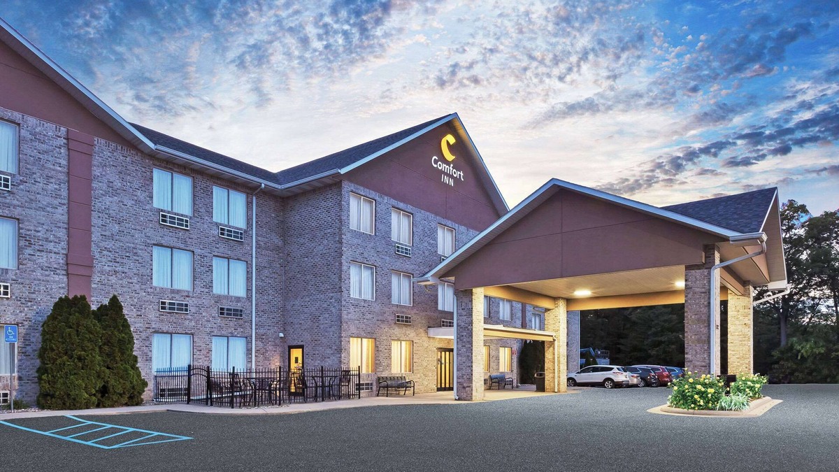 Whitehall Hotel | Comfort Inn Whitehall near Michigan's Adventure