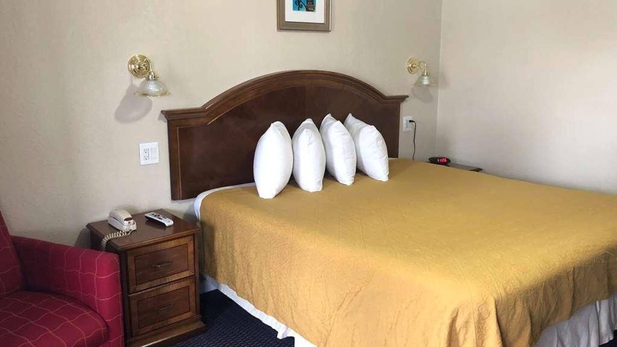 Harrisonville Resort | Comfort Meets Affordability in Knights Inn Harrisonville! Pet-friendly Property