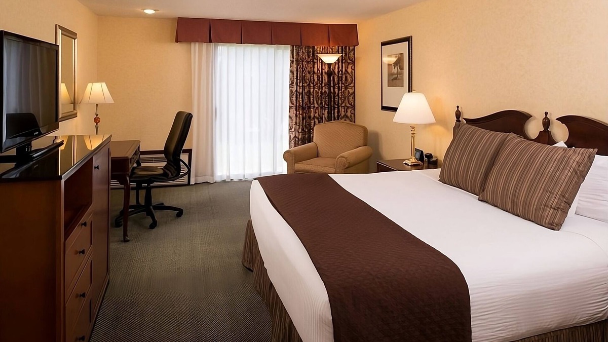 Tri-Cities Hotel | Comfort Meets Affordability, Free Parking, Outdoor Pool, Pets Allowed