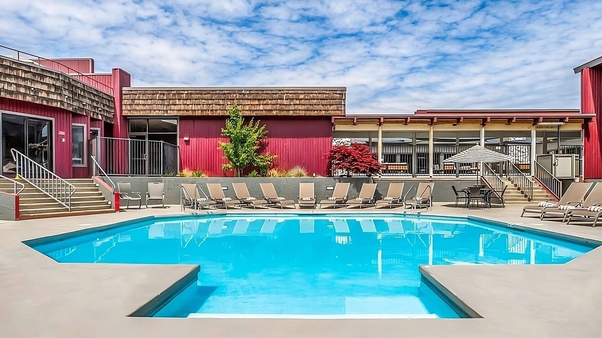 Tri-Cities Resort | Comfort Meets Affordability, Free Parking, Outdoor Pool, Pets Allowed
