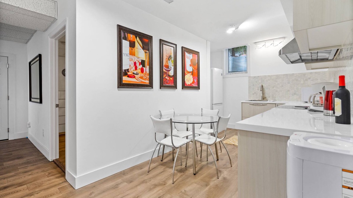 Glendale Apartment | Comfort of your home in a middle of the vine country. Niagara On The Lake