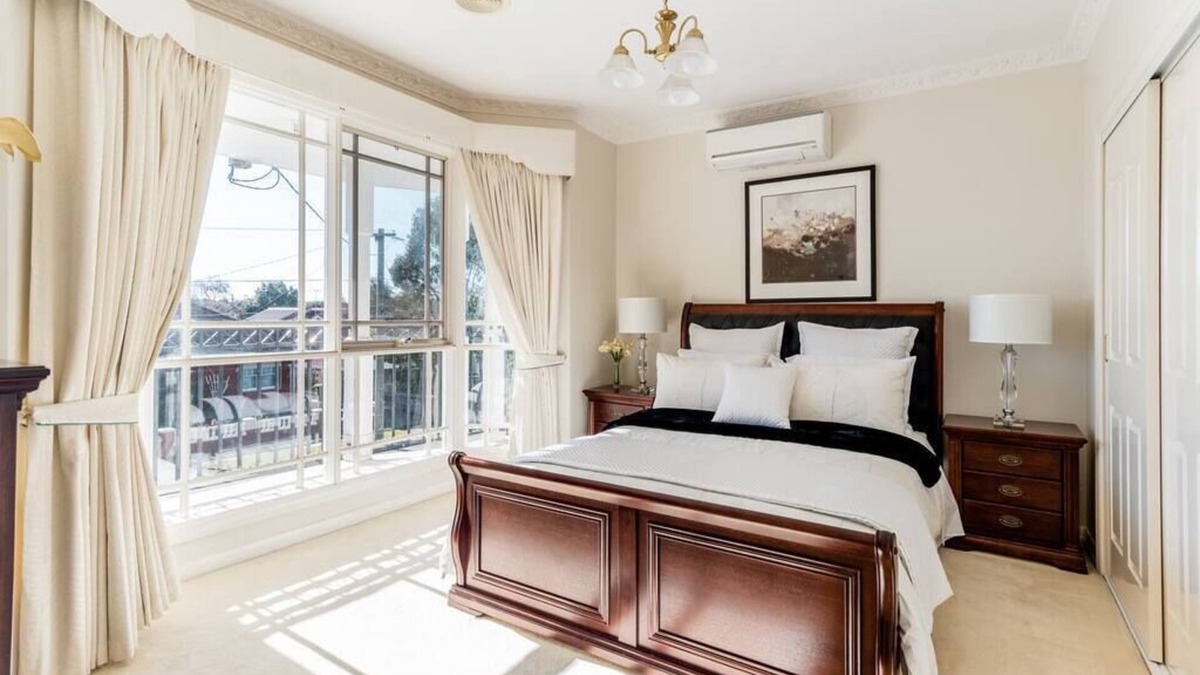 Preston Apartment | Comfort Private room with queen bed & study