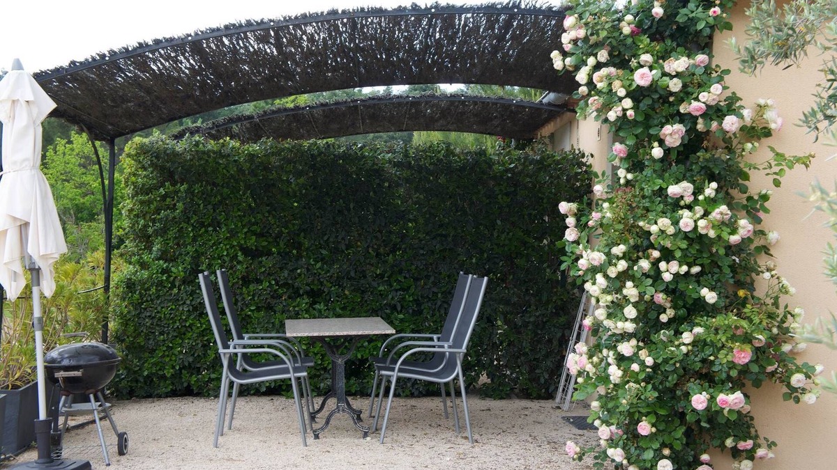 Loriol-du-Comtat Hotel | Comfort room with kitchen lounge in the heart of Vaucluse.