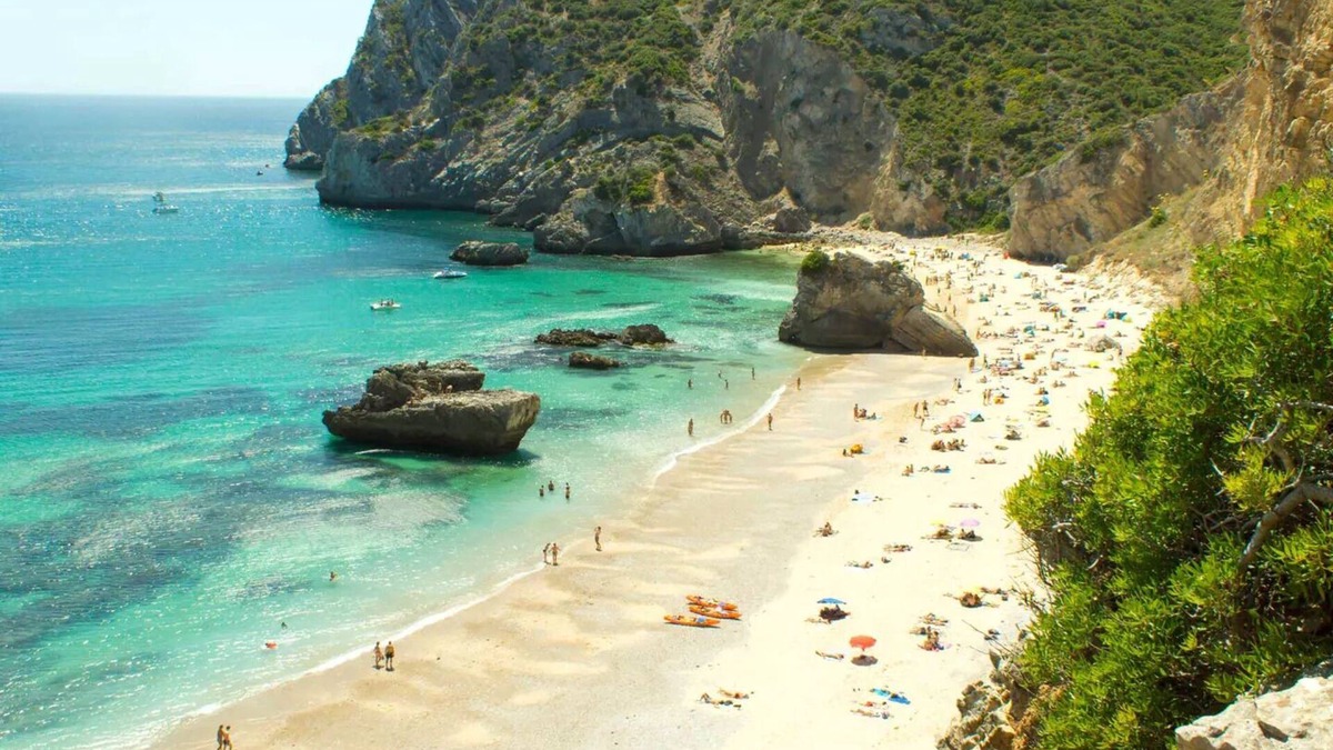 Sesimbra Apartment | Comfort. Sea view. 5 minutes from the beach and 40kms from Lisbon!