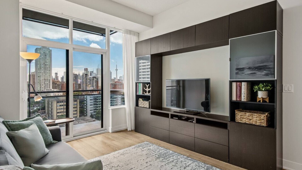 Cabbagetown Hotel | Comfort Stay - 2BR Suite - Free Parking - CN Tower View