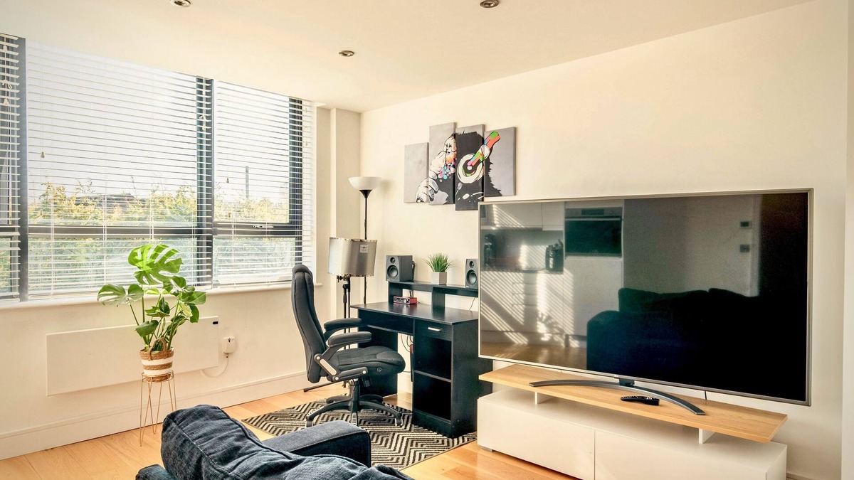 Haywards Heath Apartment | Comfort Stay by Gatwick, near station