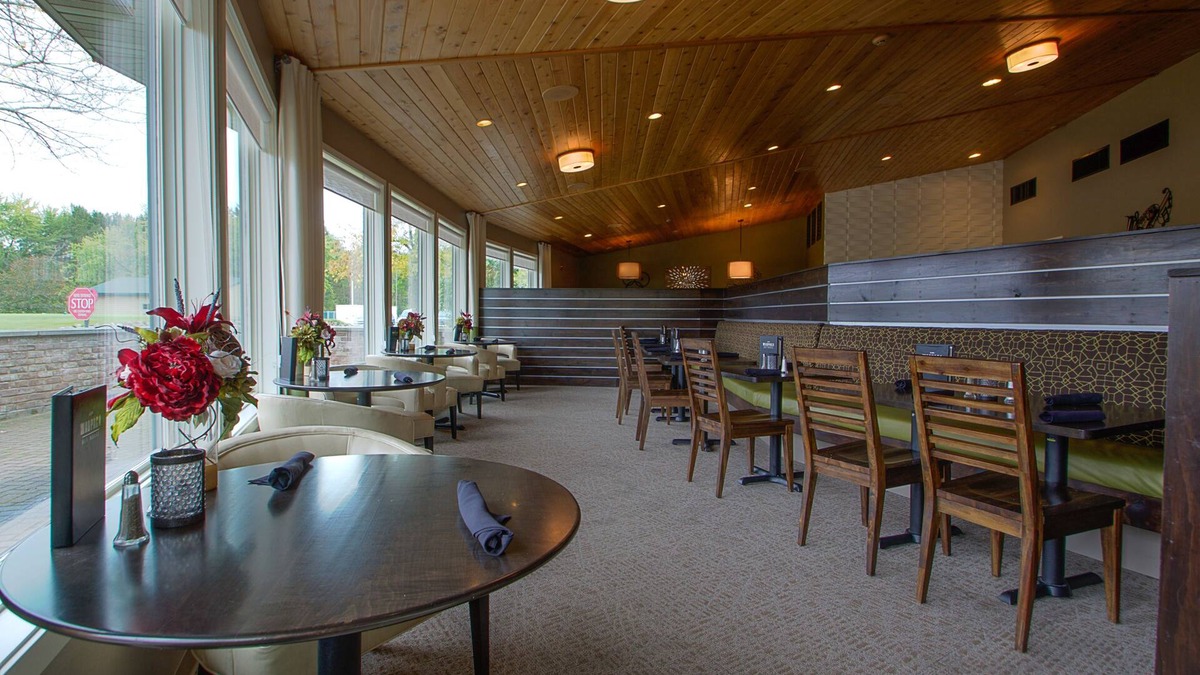 King Hotel | Comfort Suites at Par 4 Resort
