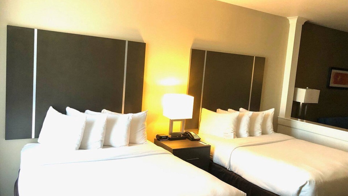 Barker Hotel | Comfort Suites Near Sam Houston Race Park.