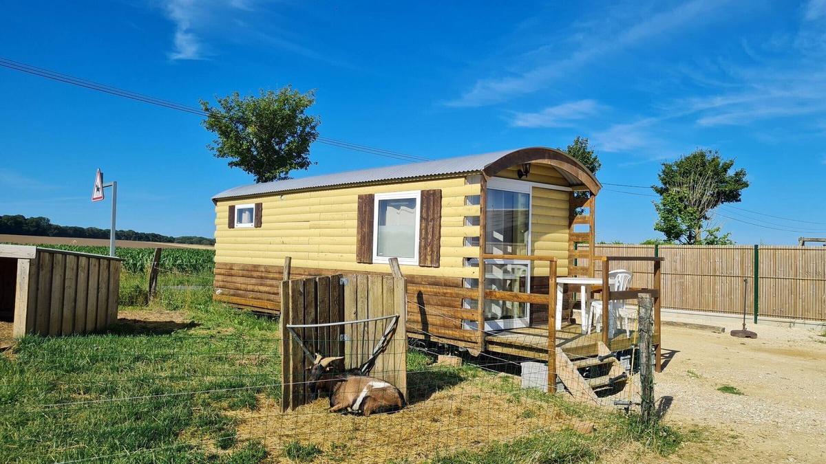 Burthecourt-aux-Chenes Cottage | Comfortable bohemian caravan at educational farm near Nancy