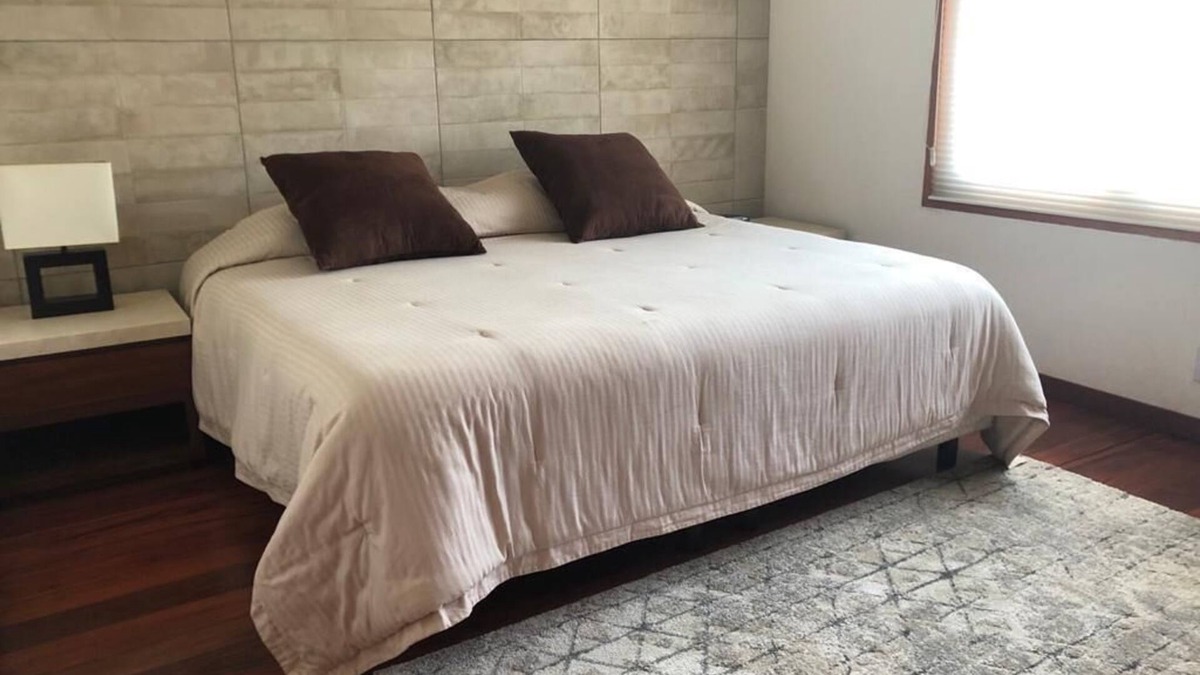 Ciudad Lopez Mateos House | Comfortable Bedroom 2, King size bed, closet, private bathroom and Smart TV 50"
