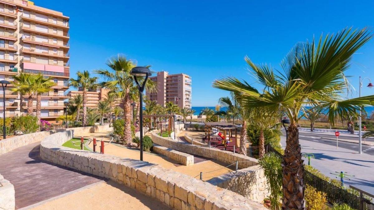 Els Arenals del Sol Apartment | Comfortable Luxe in the beach