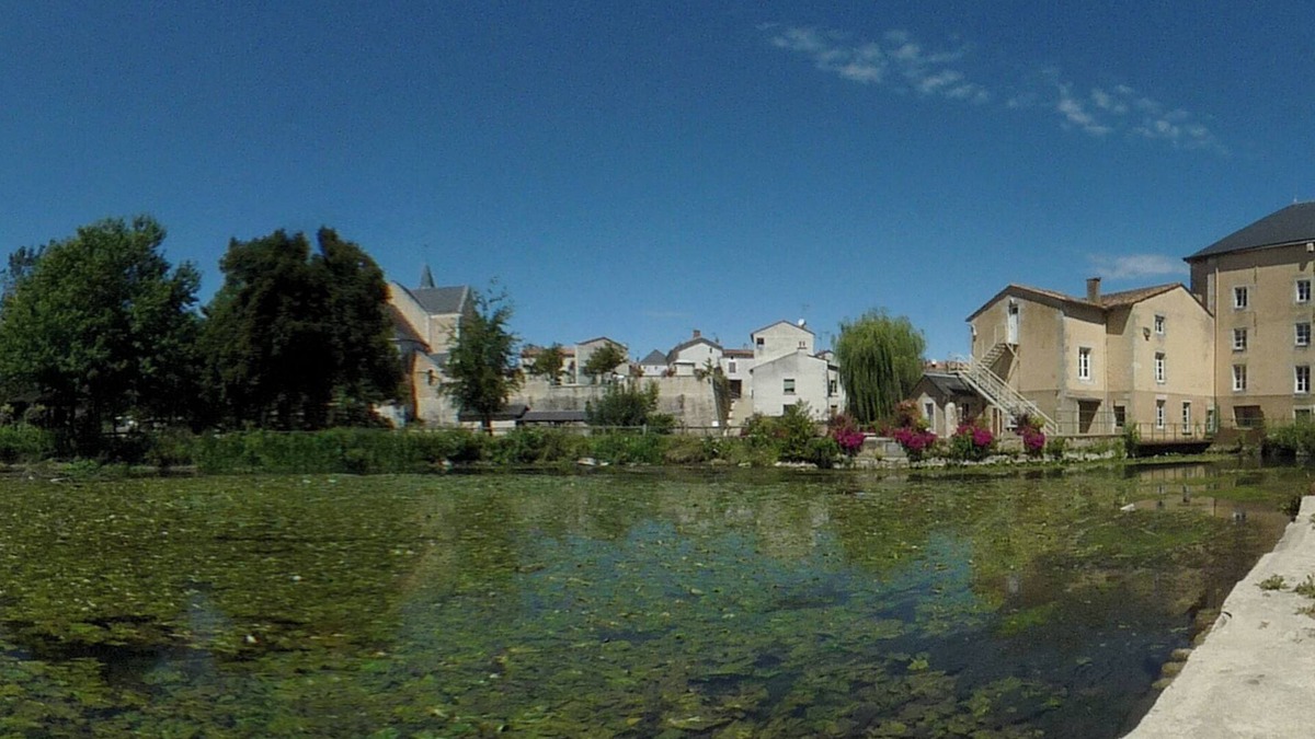 Chasseneuil-du-Poitou Apartment | Comfortable Studio 3 Min from Futuroscope – Ideal for 5 People with Wi-Fi and Parking