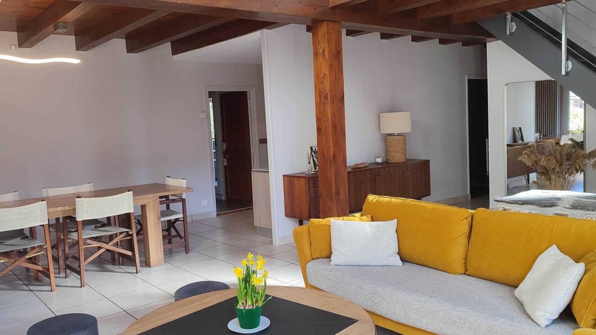 Le Chambon-sur-Lignon Villa | Comfortable garden house with veranda and jacuzzi