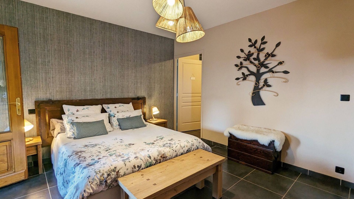 Saint-Privat-d'Allier Bed & Breakfast | Comfortable room with Wi-Fi, parking and wellness area included