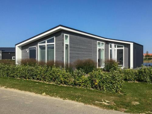Wemeldinge House | Comfortabel en modern ingericht huis met uitzicht op het meer 28