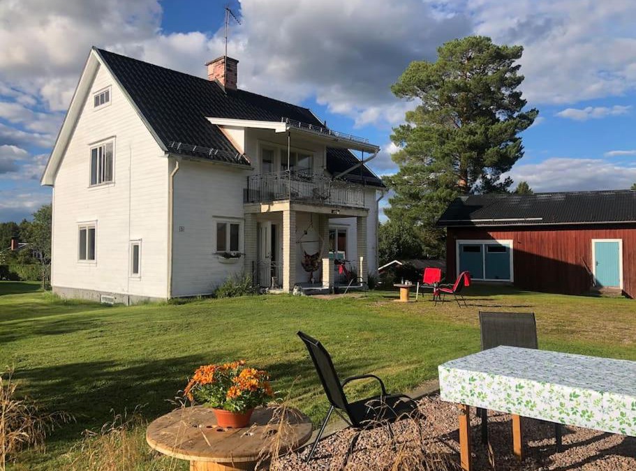 Oje House | Comfortabel Zweeds huis met sauna en houtkachel.