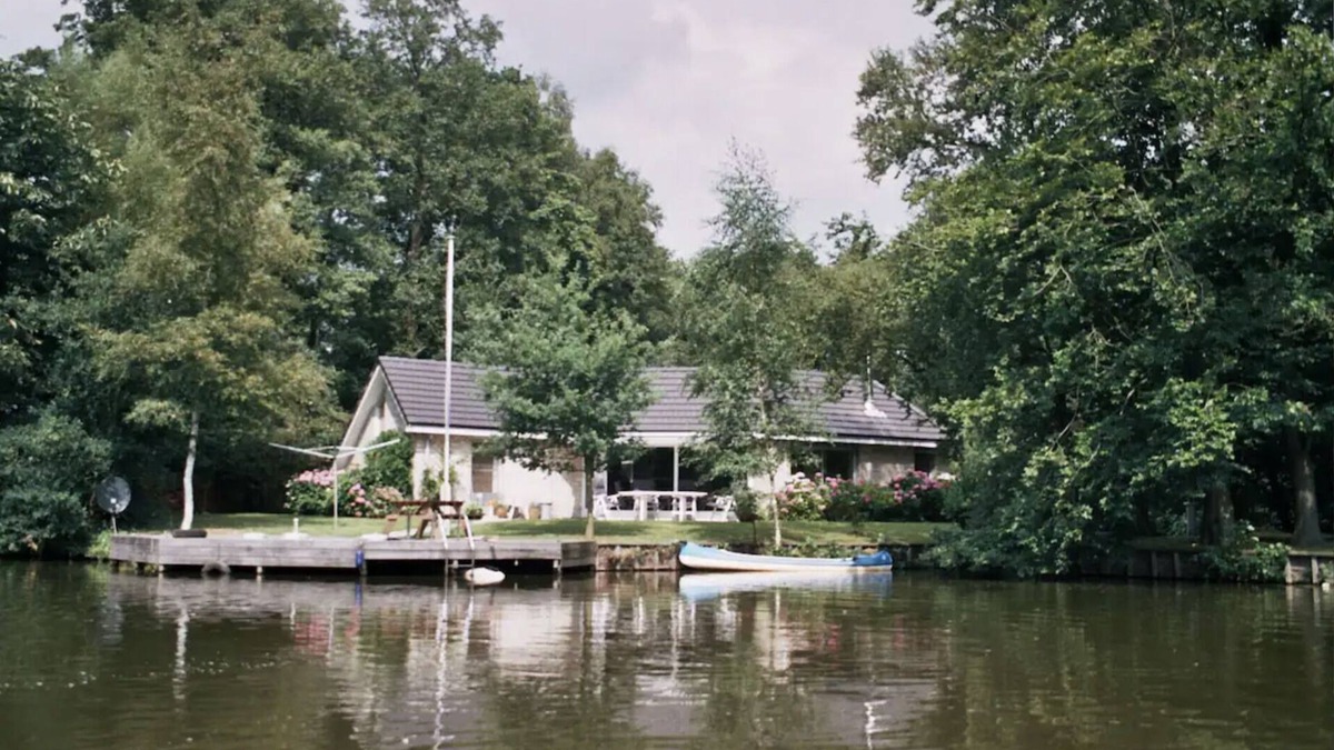 Midlaren House | Comfortabele Woning aan het Water met Hottub en Houtkachel