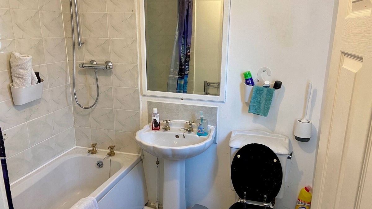 Healey Lane House | Comfortable 1-Bed Retreat in Batley - sleeps 3