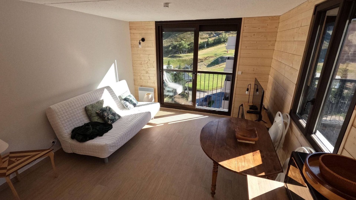 Gouaux-de-Larboust Apartment | Comfortable 1BR in Agudes with elevator and equipped kitchen