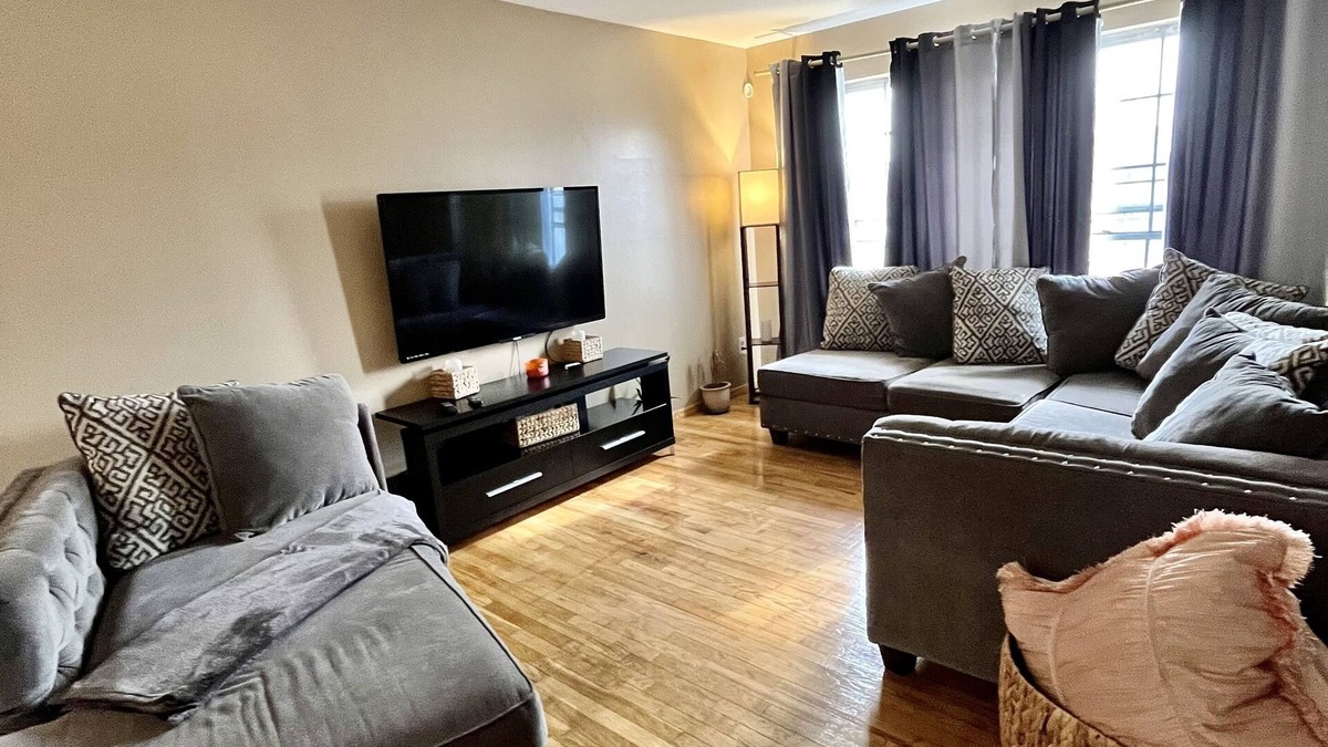 North Chicago House | Comfortable 2 bedroom house near Great Lakes Navy Base ideal for families