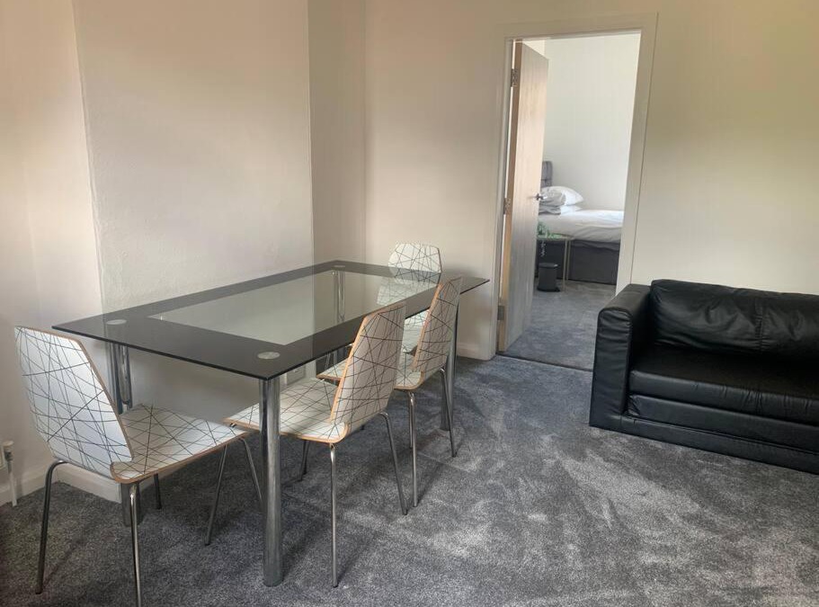 Erdington Apartment | Comfortable 2 bedroom Apartment 7 Minute Walk to Train Station