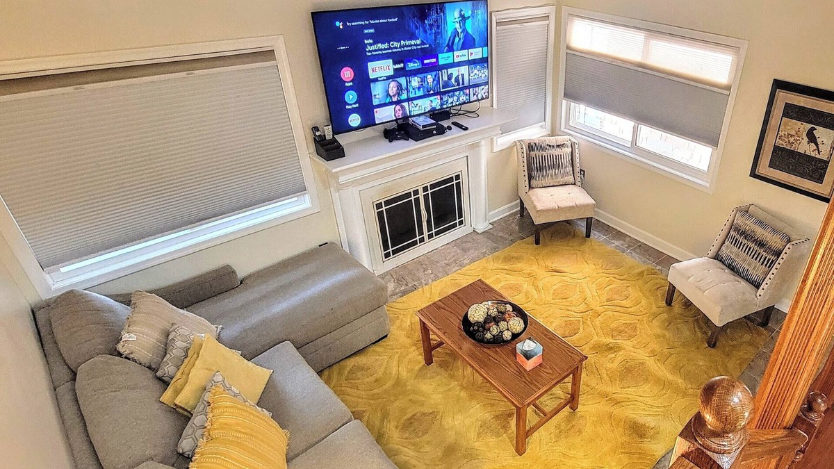 Herndon House | Comfortable 2BDR/2BATH TownHome near Dulles Airport, Metro, Fast Gigabit WiFi
