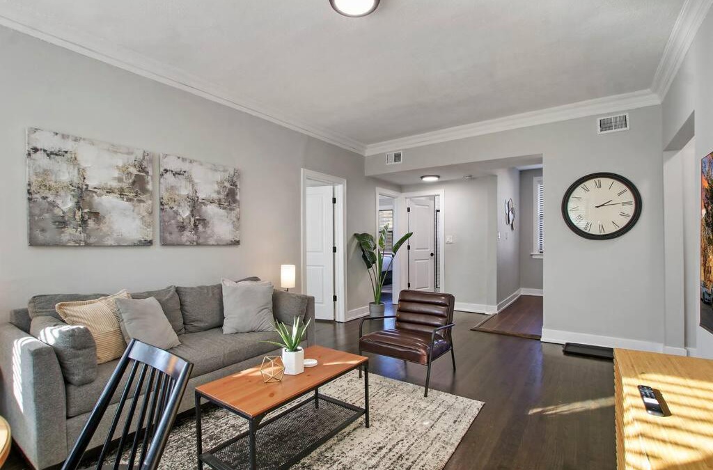 East Albany Park Apartment | Comfortable 2BR Chicago Apt - Sunnyside 2F
