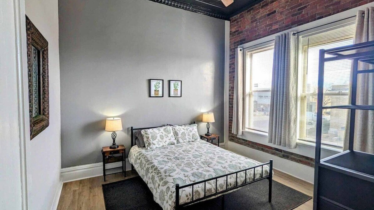Robinson Apartment | Comfortable 2BR on the Square