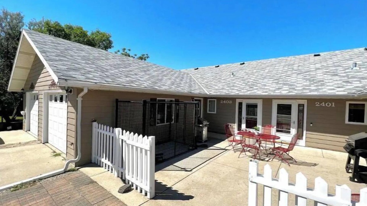 Pierre House | Comfortable 3 bed/3 bath/garage overlooking Pierre