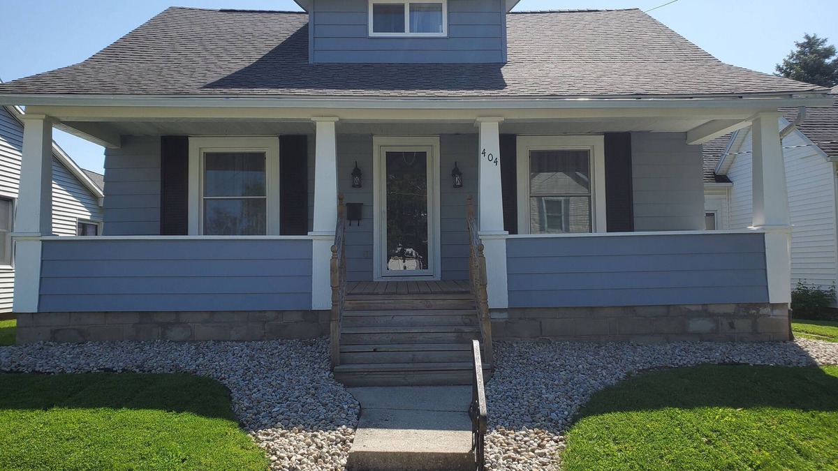 Wapakoneta House | Comfortable 3 Bedroom Home, Free Parking, WIFI