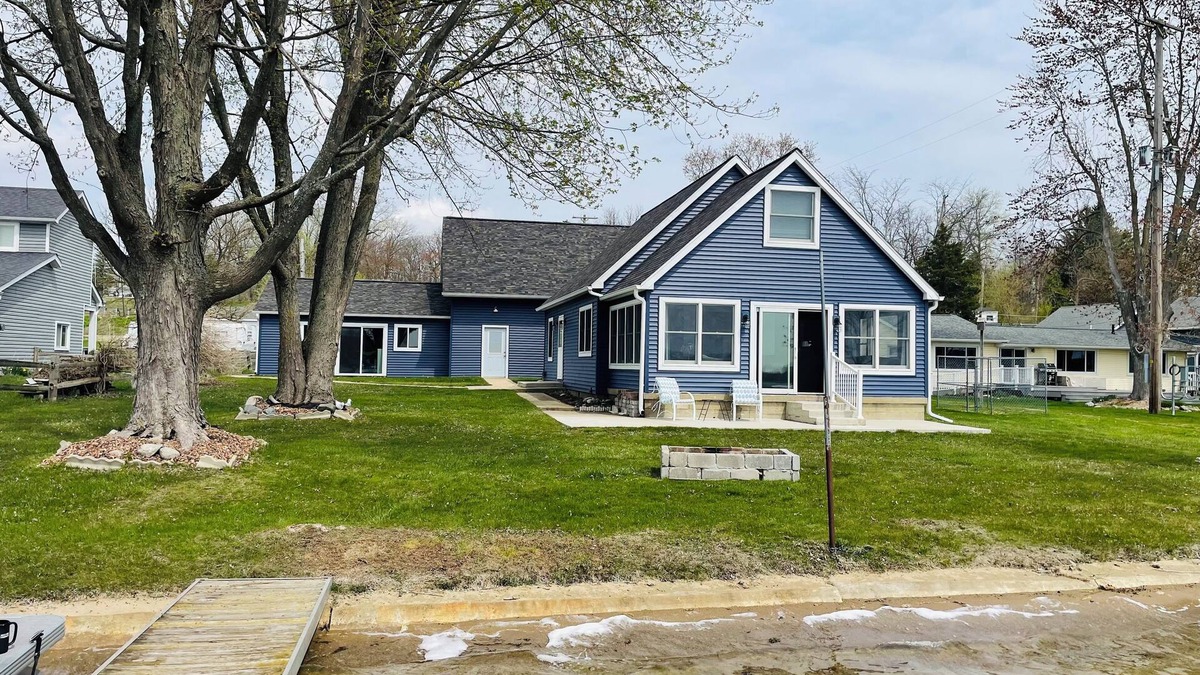 Manitou Beach-Devils Lake House | Comfortable 3-bedroom lake house with AC, WiFi on Devils Lake in Addison, MI.