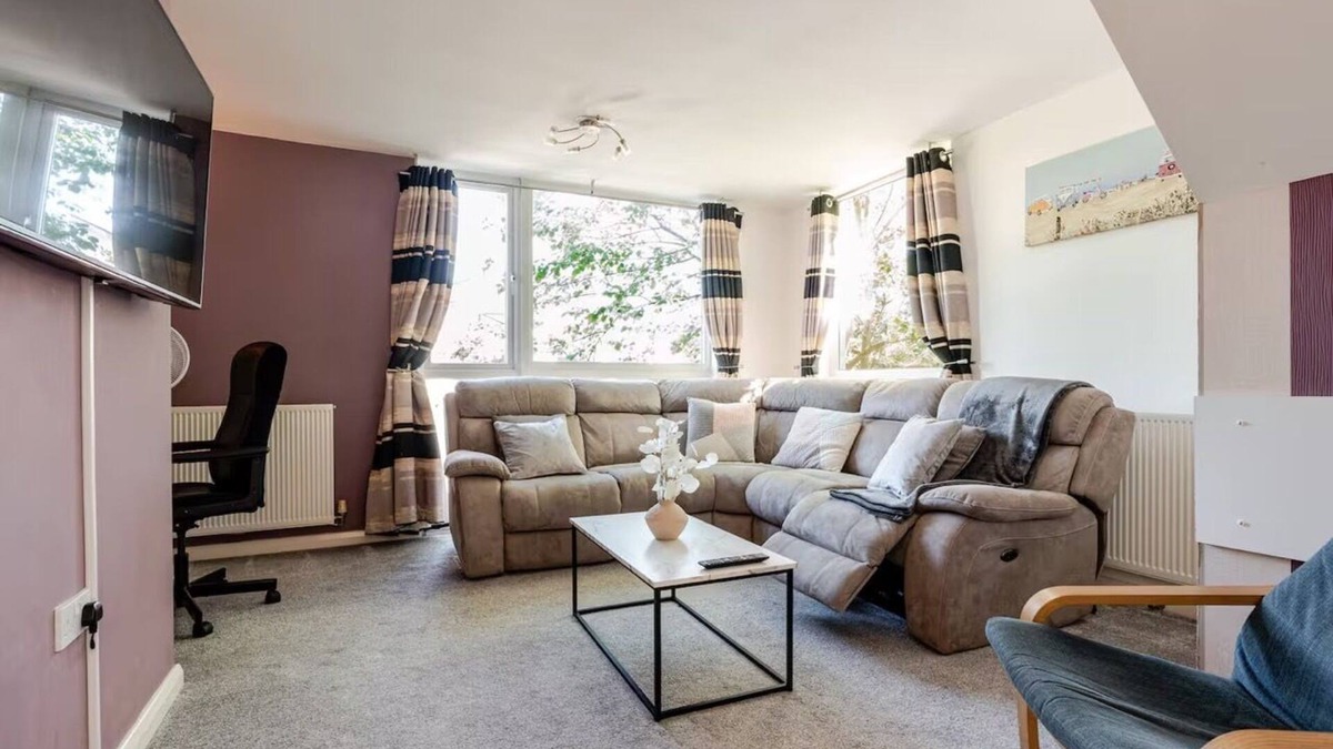 Manchester House | Comfortable 3-Storey House with Free Car Parking