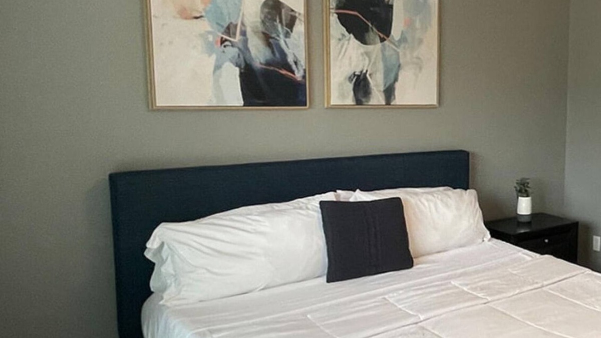 Kreole Apartment | Comfortable 3BR & 2BA/Full Kitchen/Parking