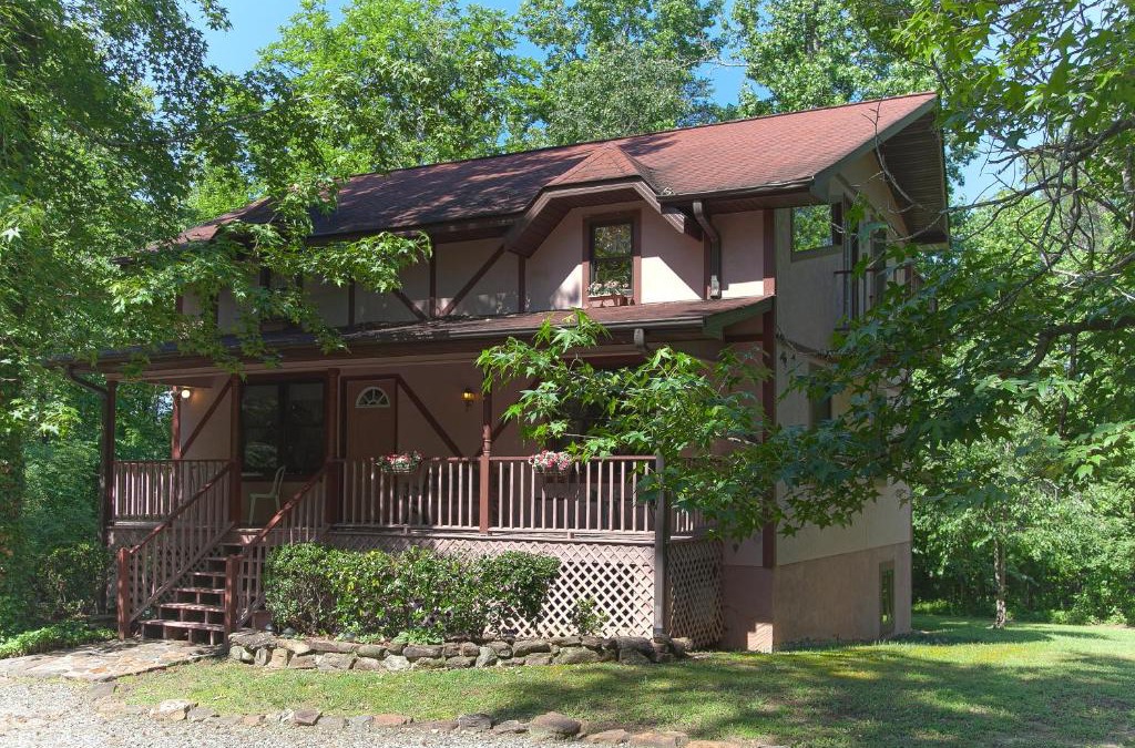 Columbus House | Comfortable 4-Bed Chalet Near Tiec, Pets Welcome