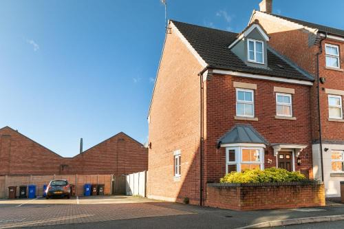 Long Eaton House | Comfortable 4 Bed Modern Townhouse with Parking